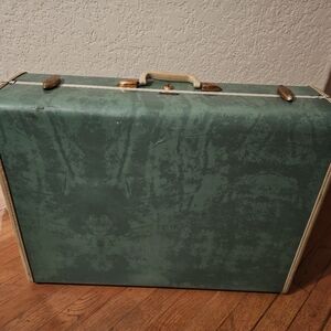 Vintage Samsonite teal hard-shell suitcase with cream trim